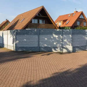 Der mauerartigen Look des Zauns ist Nachbarn ein Dorn im Auge. Sie beschwerten sich beim Bezirksamt Bergedorf.