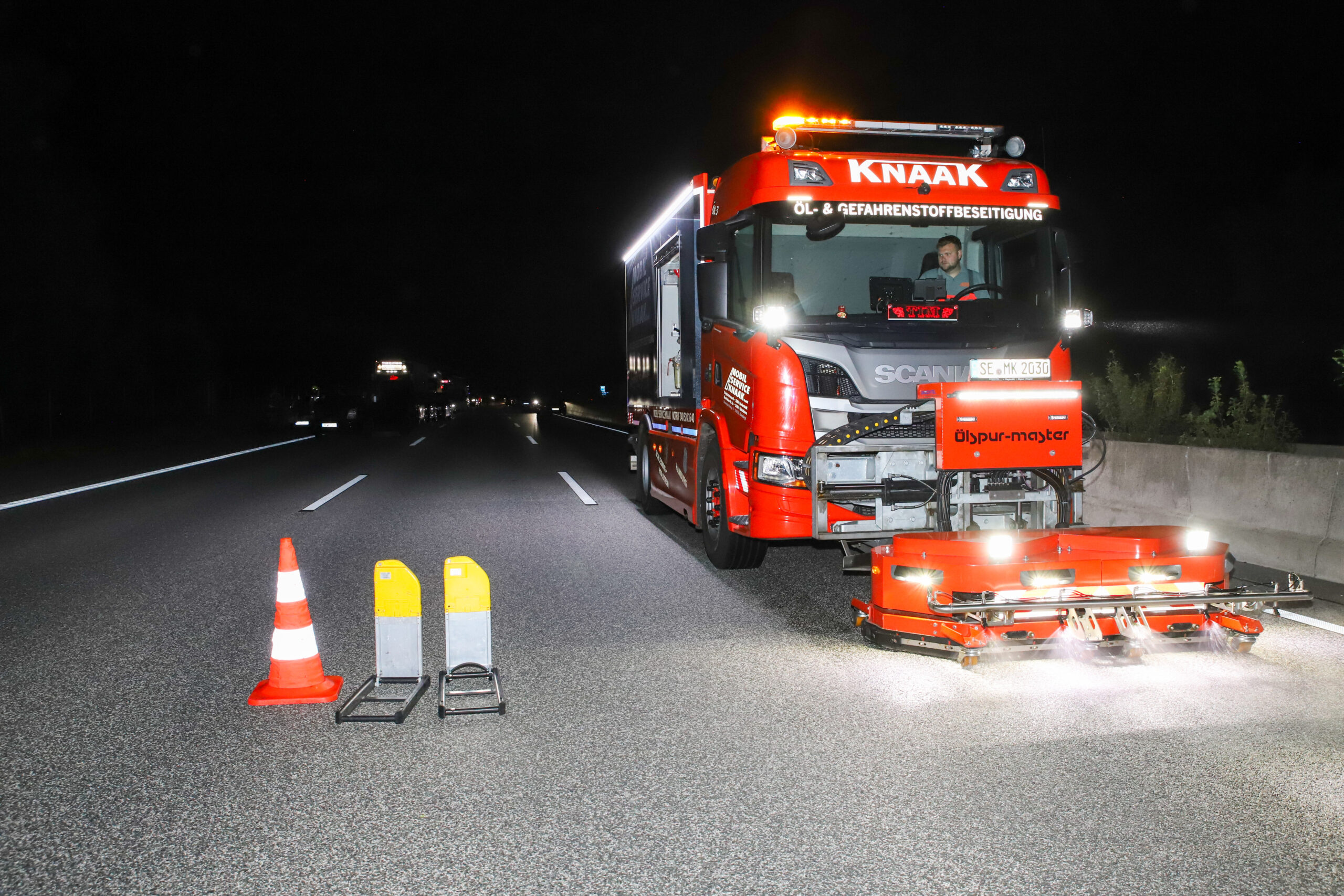 Motor während Fahrt geplatzt – A7 bei Hamburg wegen Ölfim gesperrt