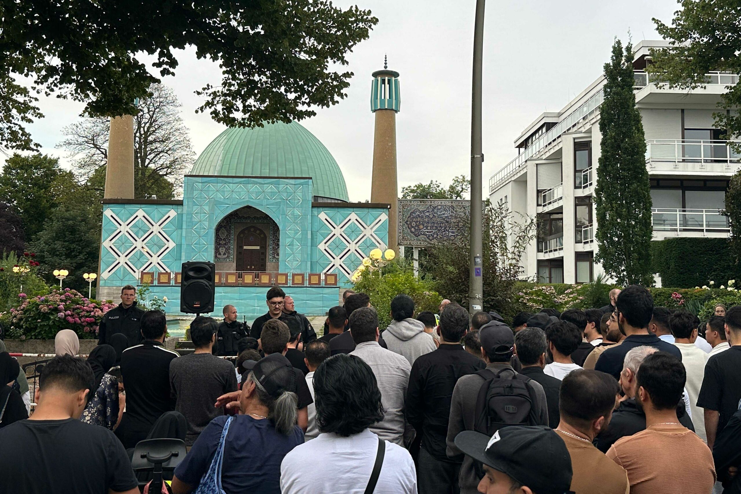 Am Donnerstagabend demonstrierten erneut fast 300 Menschen vor der geschlossenen Iman-Ali-Moschee auf der Uhlenhorst.