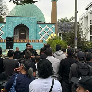 Am Donnerstagabend demonstrierten erneut fast 300 Menschen vor der geschlossenen Iman-Ali-Moschee auf der Uhlenhorst.