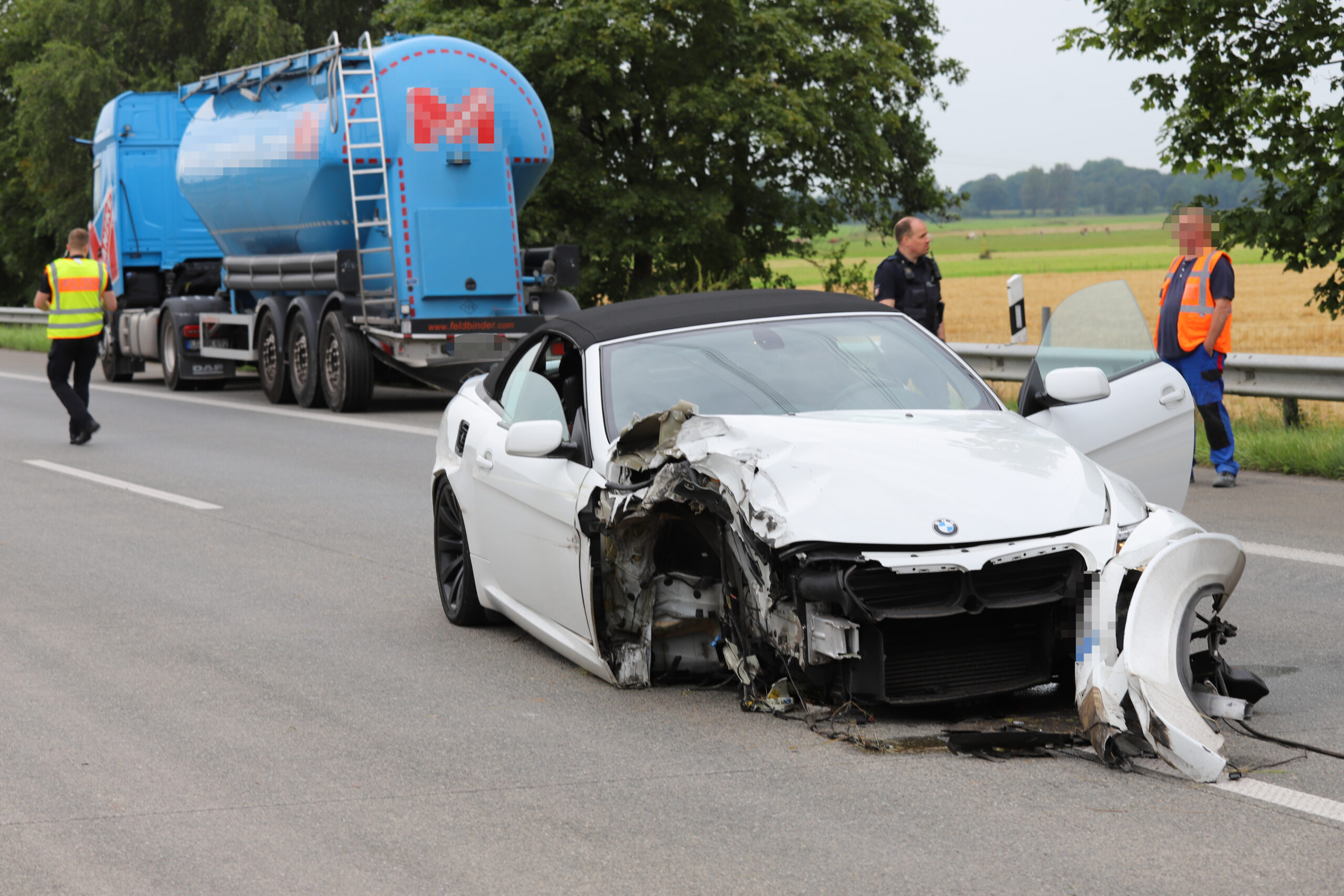 Das Fahrzeug blieb zerstört auf der A23 stehen.