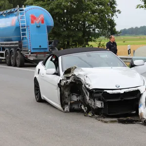 Das Fahrzeug blieb zerstört auf der A23 stehen.