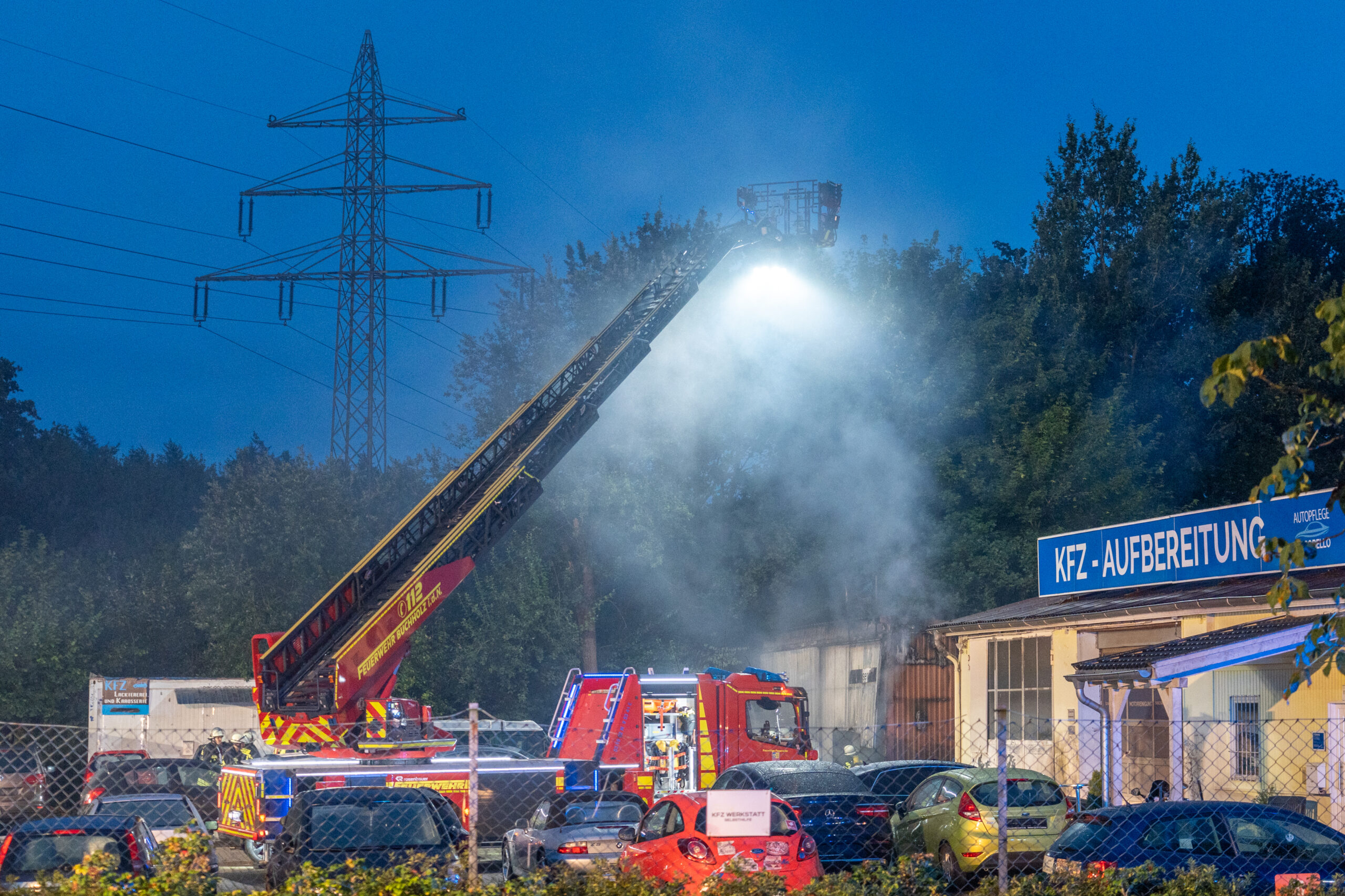 Feuer in halle einer Werkstatt bei Buchholz – gefährliche Löscharbeiten