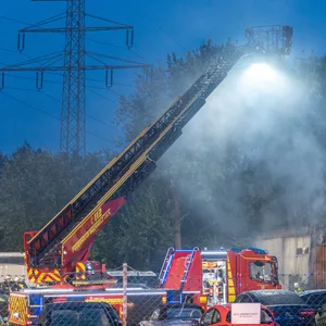 Feuer in halle einer Werkstatt bei Buchholz – gefährliche Löscharbeiten