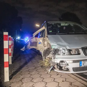 Das Fahrzeug wurde an der Front beschädigt.