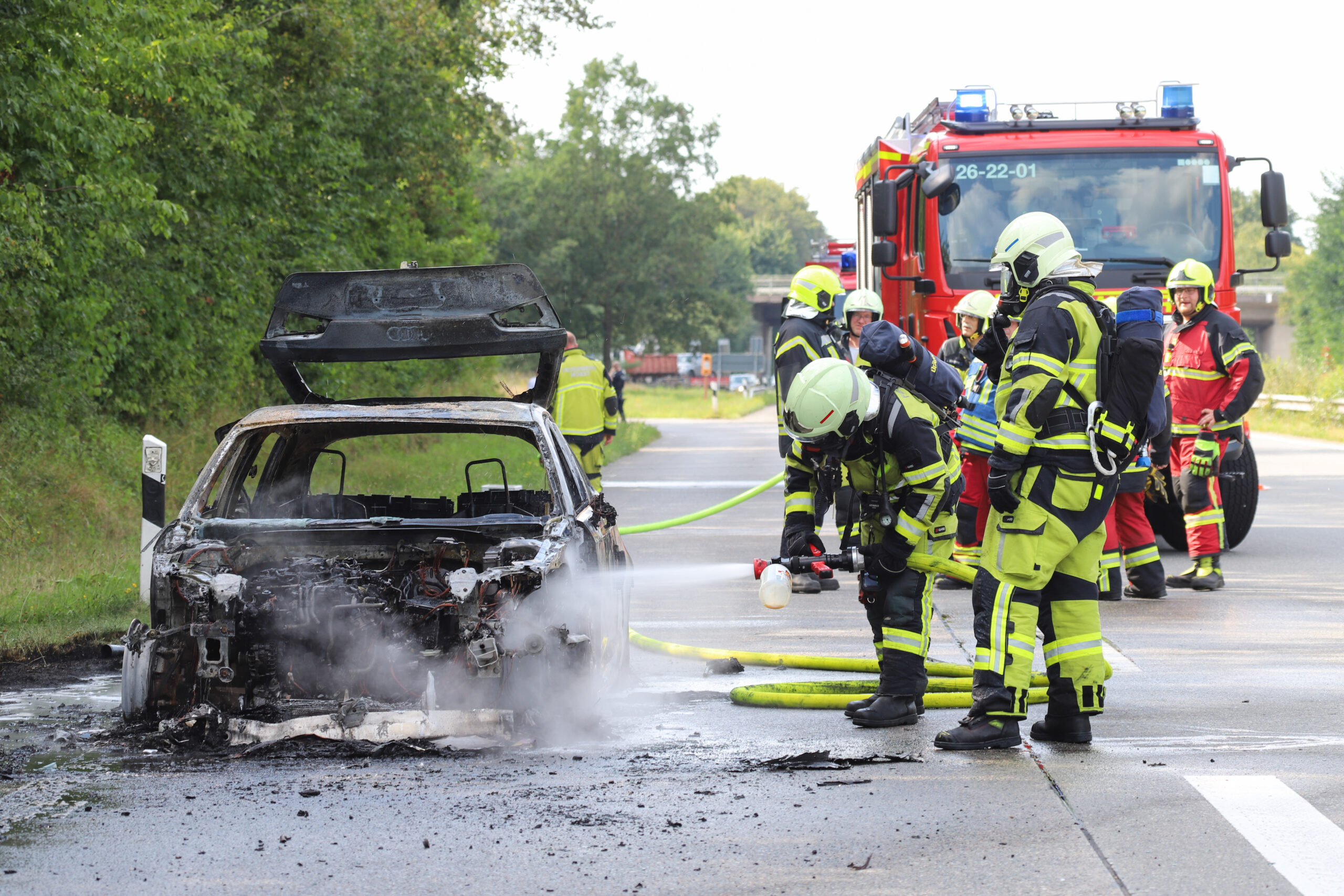 Sie kamen mit ihrem Kind gerade aus der Klinik: Dann geht auf A23 ihr Auto in Flammen auf – Insassen retten sich