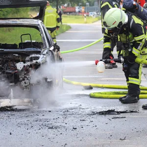 Sie kamen mit ihrem Kind gerade aus der Klinik: Dann geht auf A23 ihr Auto in Flammen auf – Insassen retten sich