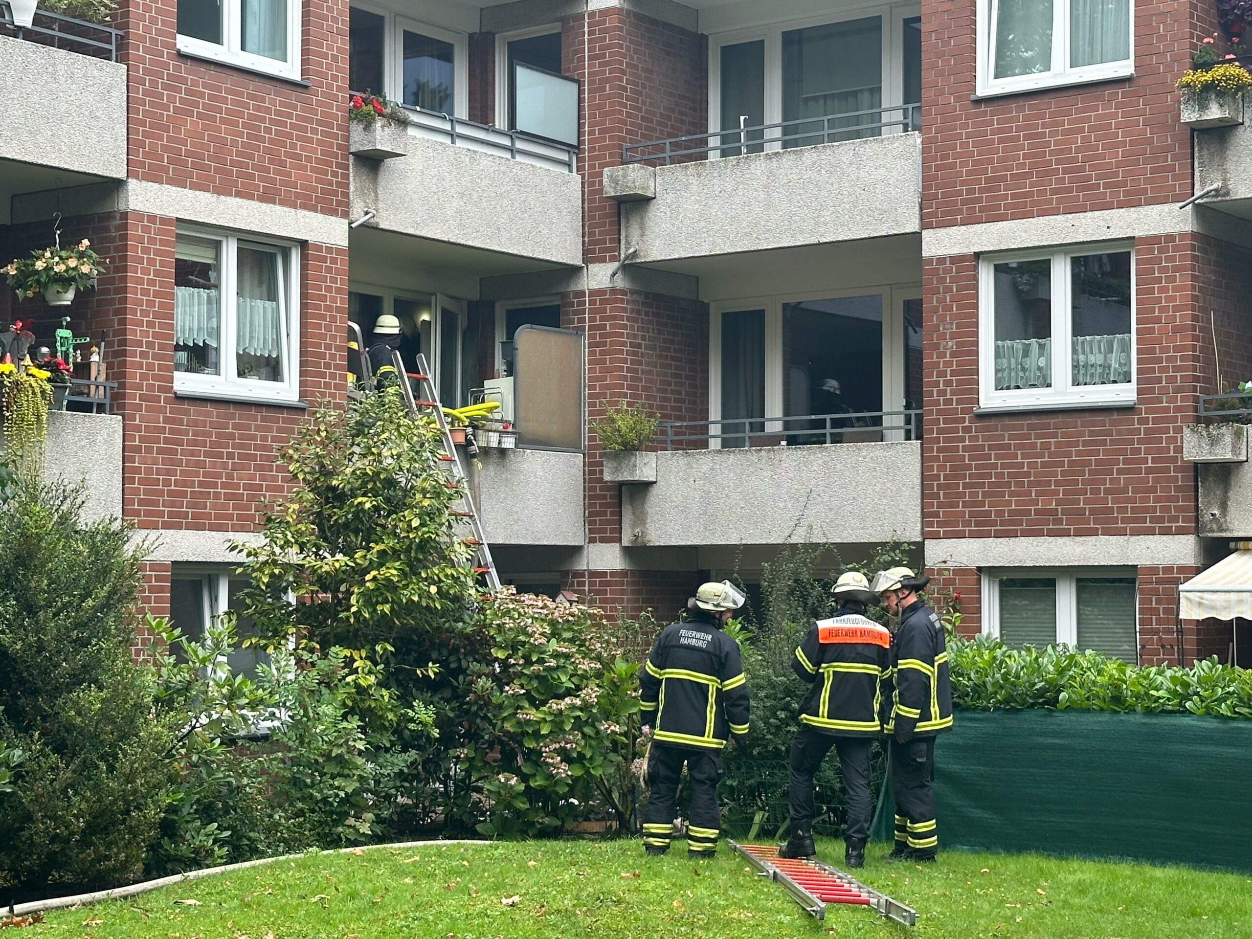 Die Feuerwehr ging mit einer Leiter in die Wohnung.