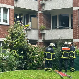 Die Feuerwehr ging mit einer Leiter in die Wohnung.