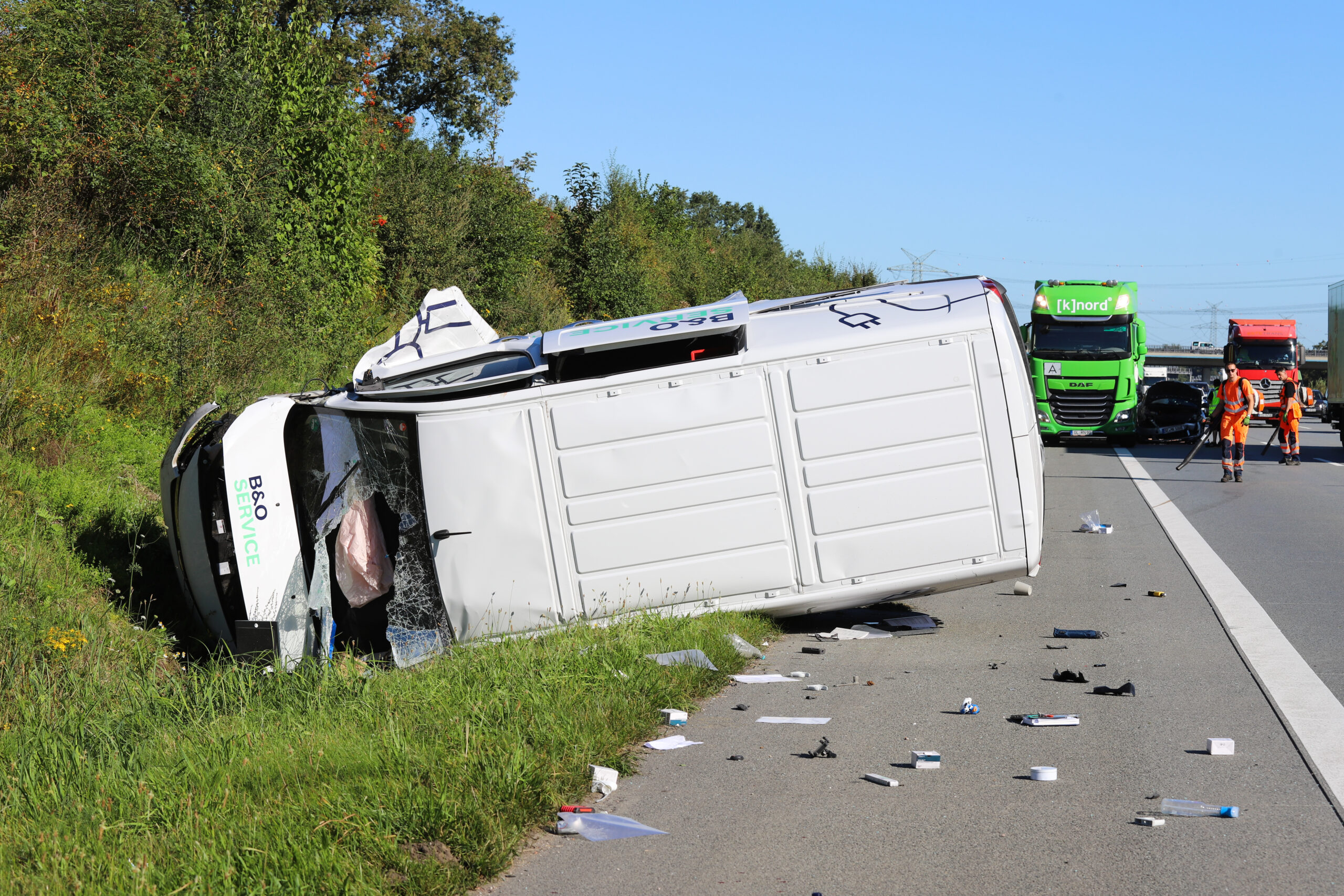 Ein Transporter kippte durch den Unfall zur Seite.