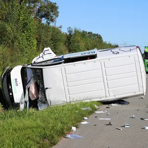 Ein Transporter kippte durch den Unfall zur Seite.