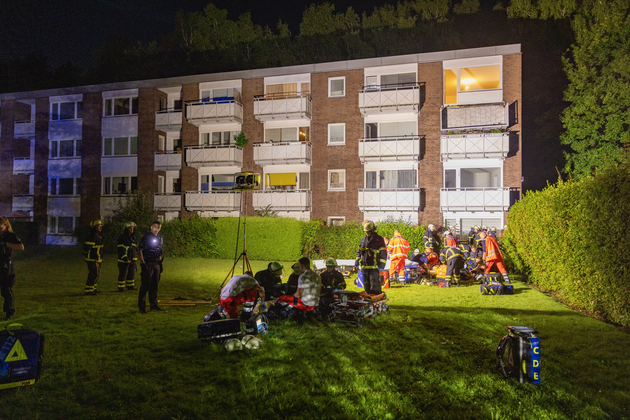 Die Unfallstelle in Langenhorn: In der dritten Etage auf der rechten Seite ist der Balkon abgenickt. Er hängt heruntergeklappt an der Fassade.