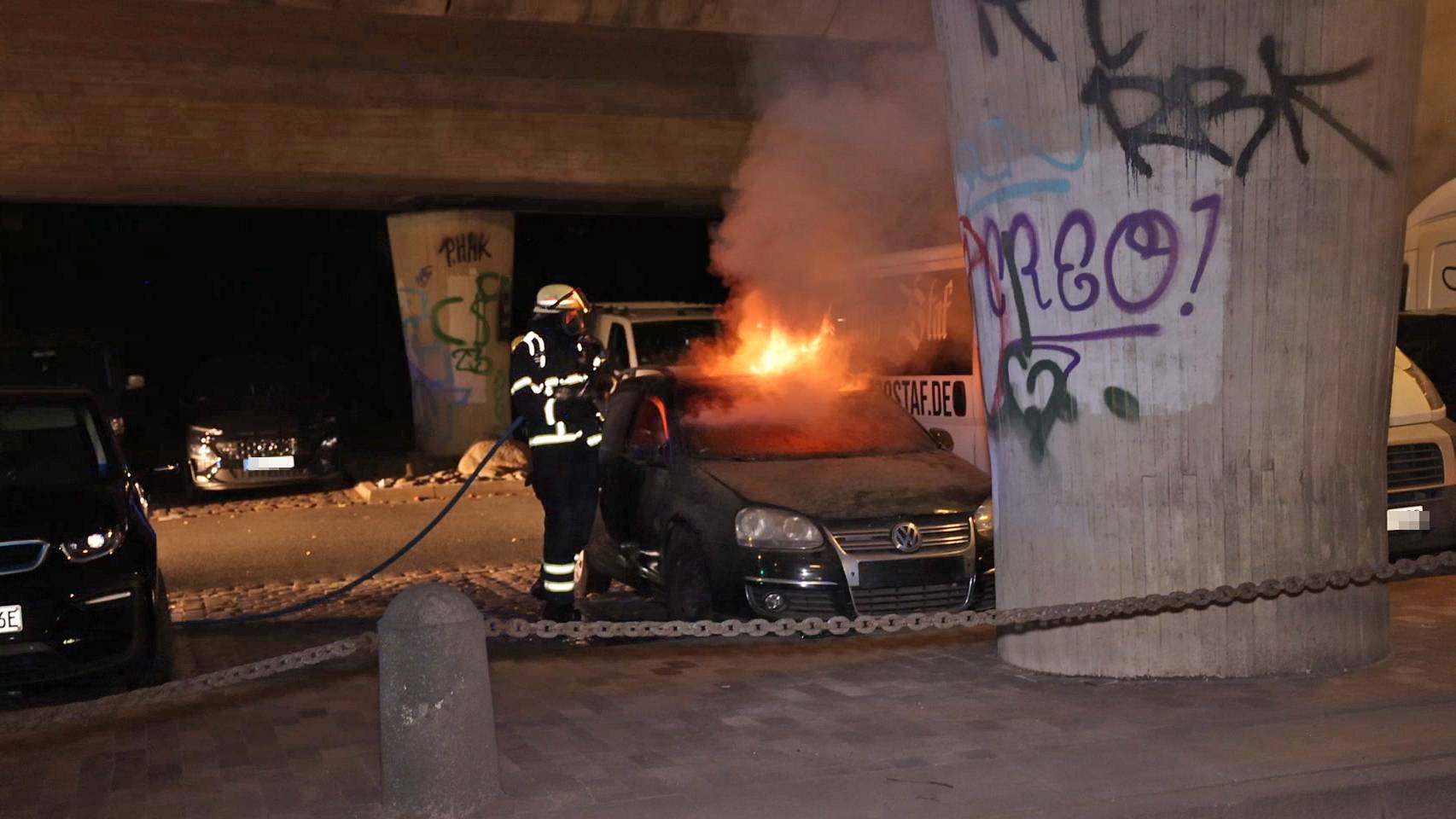 Die Feuerwehr konnte ein Übergreifen der Flammen auf andere Fahrzeuge verhindern.