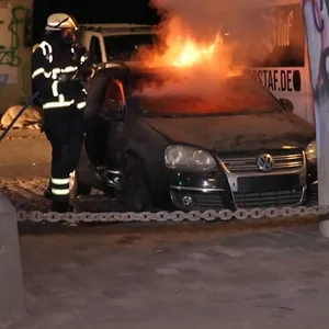 Die Feuerwehr konnte ein Übergreifen der Flammen auf andere Fahrzeuge verhindern.