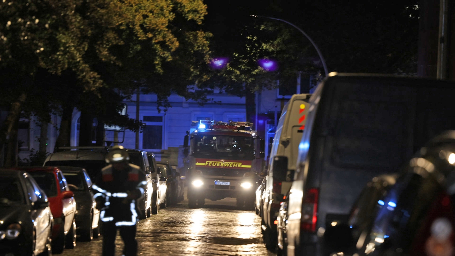 Das Fahrzeug der Feuerwehr kam nicht durch die engen Gassen. Falschparker erschwerten die Fahrt.