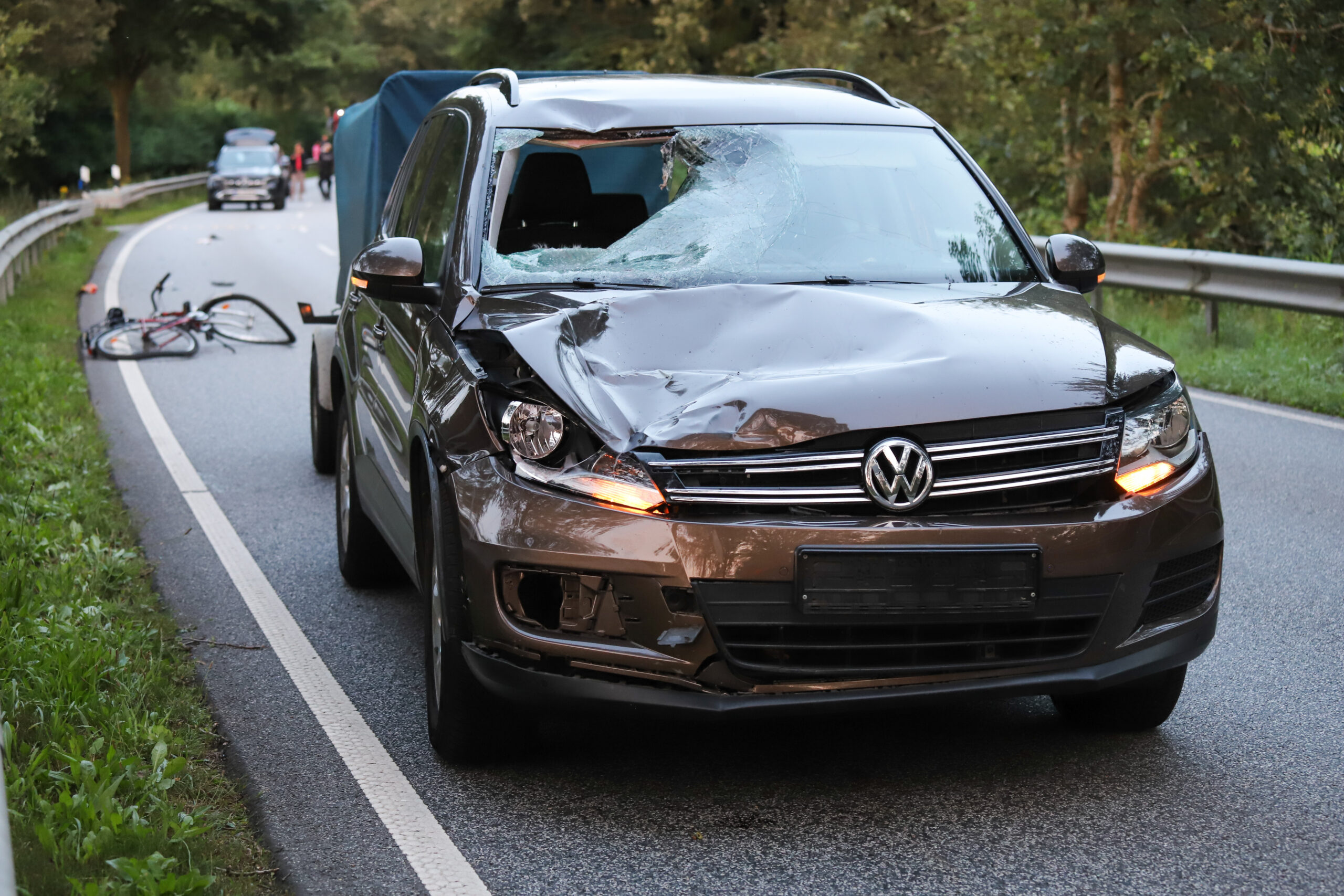 Der Fahrer des VW Tiguan konnte nicht mehr rechtzeitig bremsen und erfasste den Radfahrer.