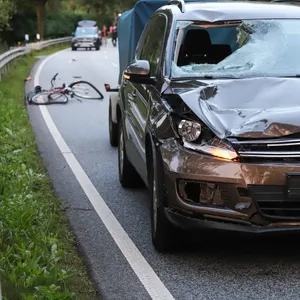 Der Fahrer des VW Tiguan konnte nicht mehr rechtzeitig bremsen und erfasste den Radfahrer.