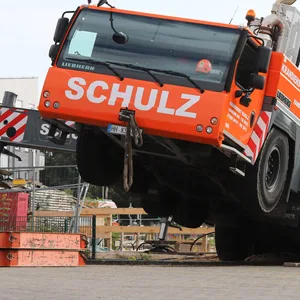 Einsatz vor der Haustür: Feuerwehr Quickborn muss zu in Schieflage geratenen Kran ausrücken