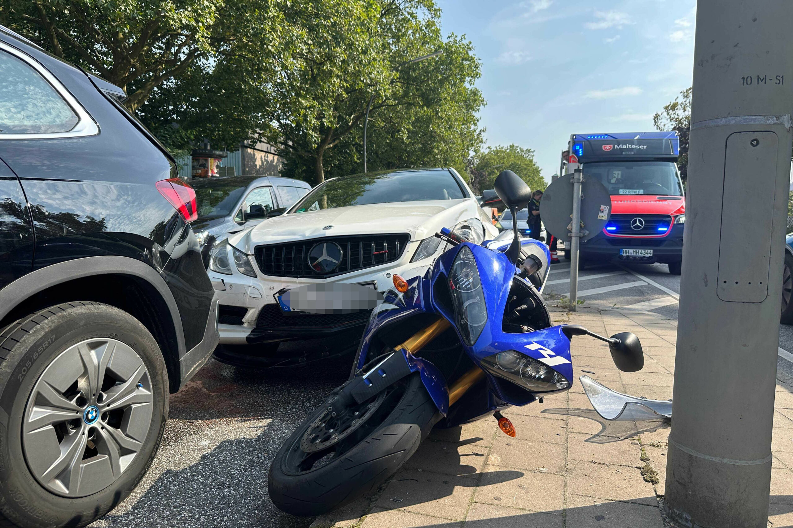 Ein verletzter Motorradfahrer und zwei demolierte Fahrzeuge – das ist die Bilanz des AMG-Unfalls am Porsche Zentrum.