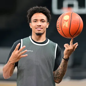 Jaizec Lottie mit einem Basketball in der Hand