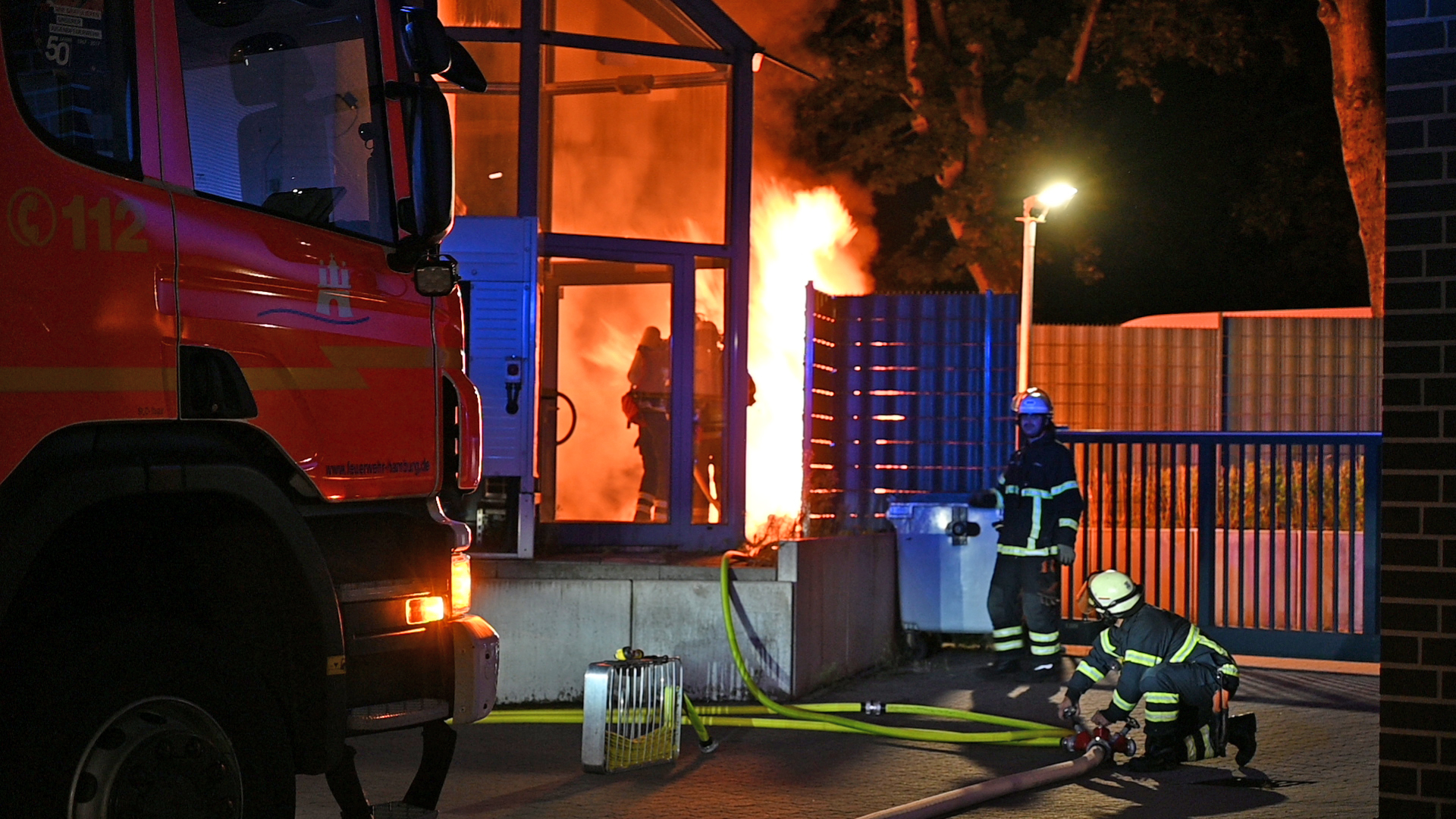 Die Feuerwehr konnte in der Nacht zum Donnerstag verhindern, dass ein Brand in einem Müllcontainer auf das daneben stehende Gebäude übergriff.