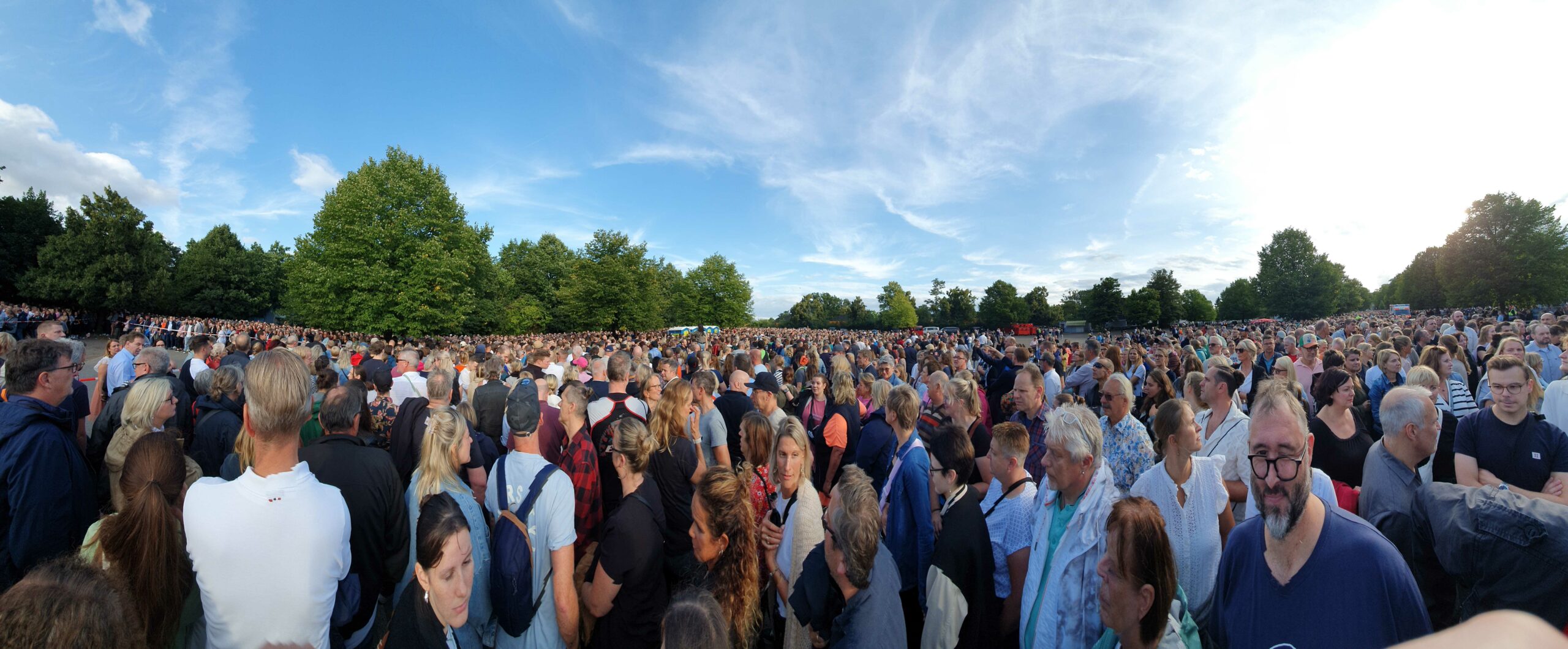 Tausende Robbie Williams-Fans warten vor dem Eingang an der Trabrennbahn in Bahrenfeld auf Einlass.