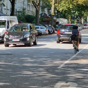 Die Mansteinstraße in Hoheluft-West. Unter dem Asphalt befand sich bis vor Kurzem ein historisches Kopfsteinpflaster.