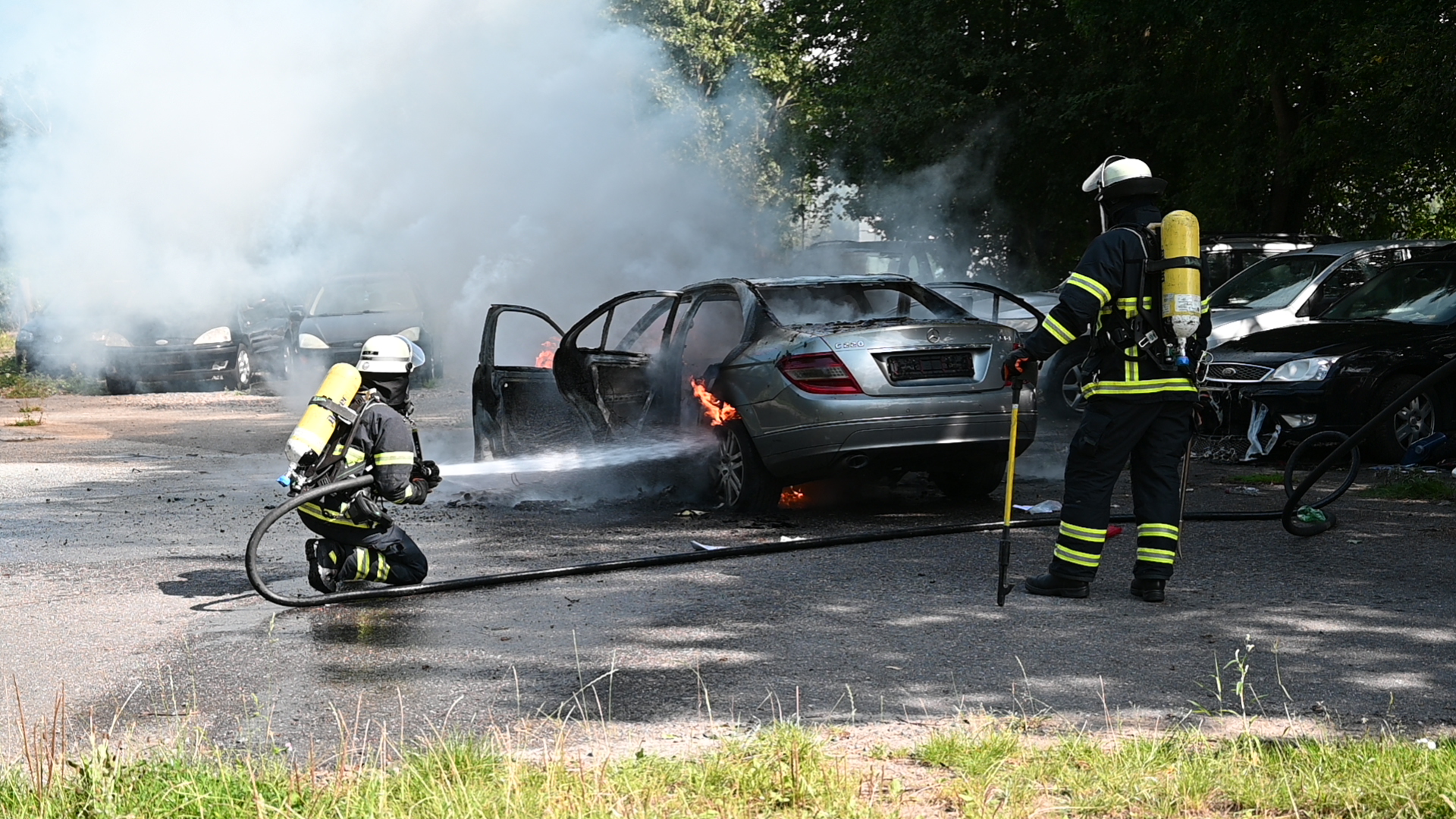 Ein PKW geriet während der Fahrt in Brand.