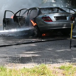 Ein PKW geriet während der Fahrt in Brand.