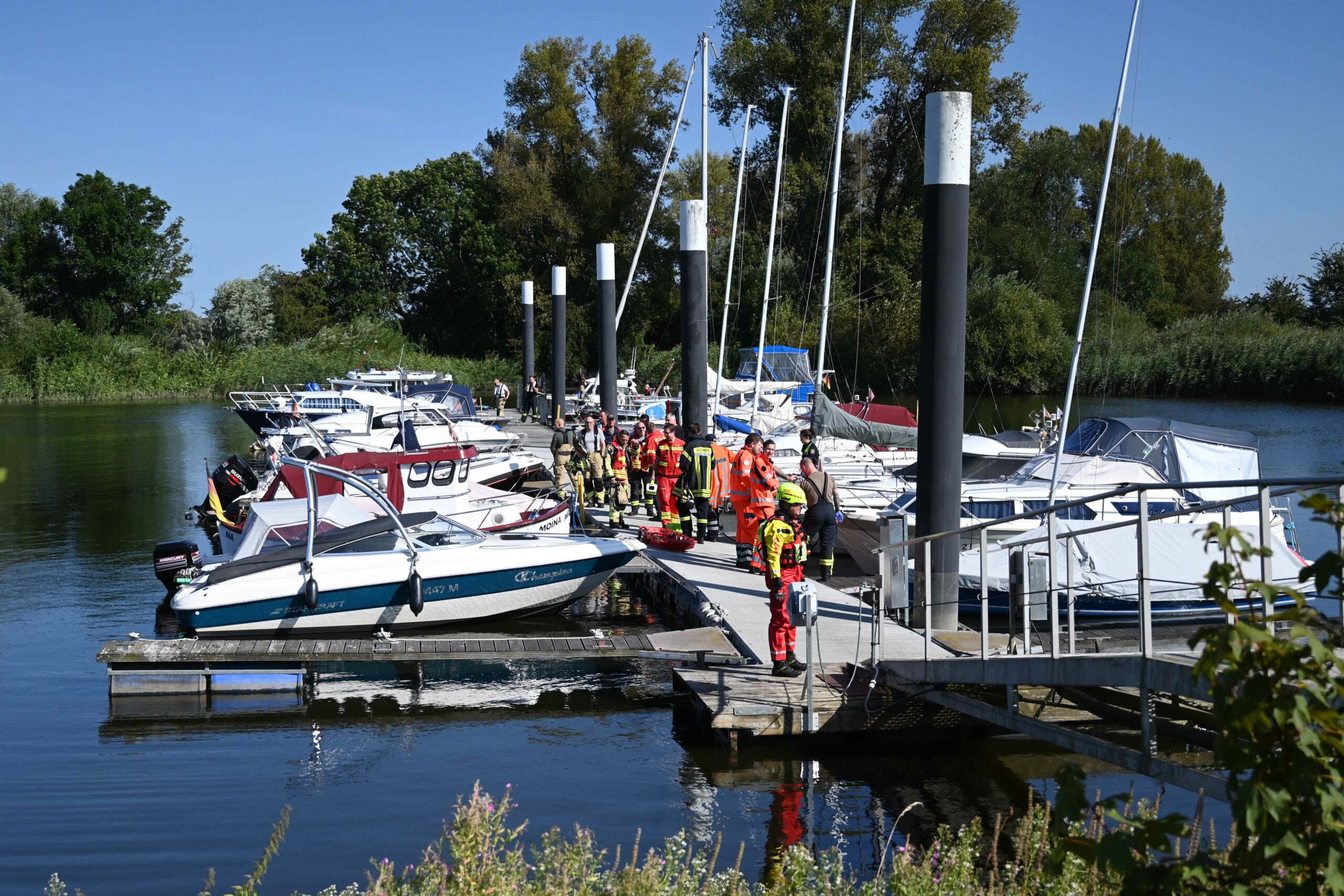 Die Feuerwehr suchte im Bootshafen bei Drage nach dem vermissten Skipper.