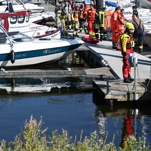 Die Feuerwehr suchte im Bootshafen bei Drage nach dem vermissten Skipper.