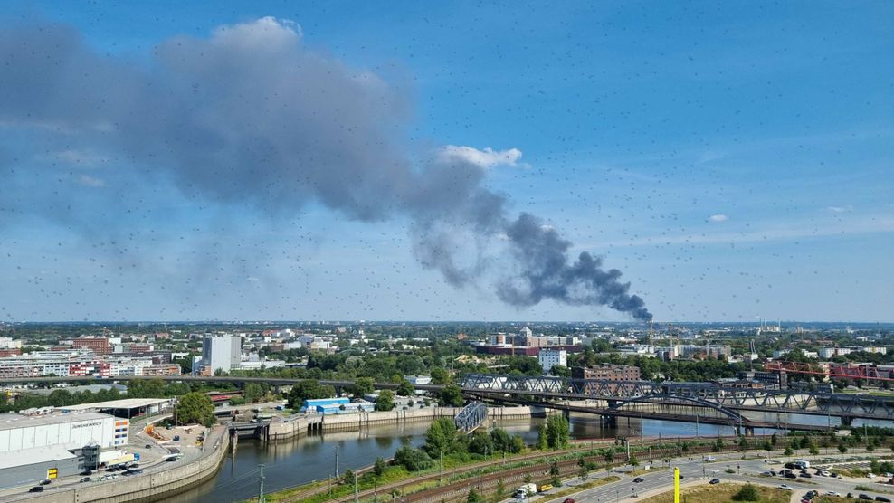 Eine enorme Rauchwolke steht über Hamburg.