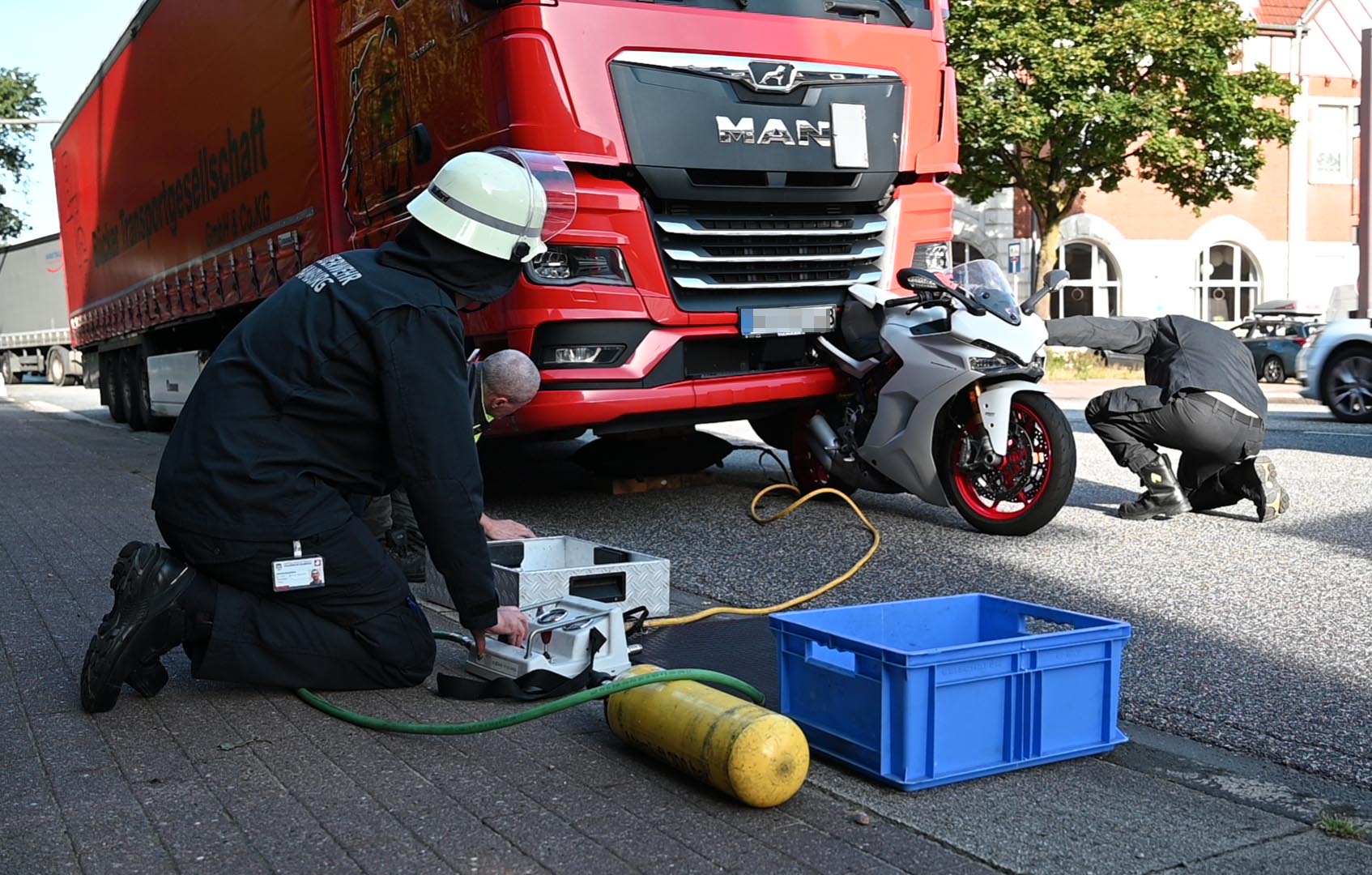 In Hamburg: Lkw-Fahrer übersieht Motorrad und spießt es auf – Biker blieb unverletzt