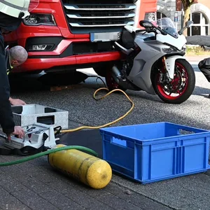 In Hamburg: Lkw-Fahrer übersieht Motorrad und spießt es auf – Biker blieb unverletzt