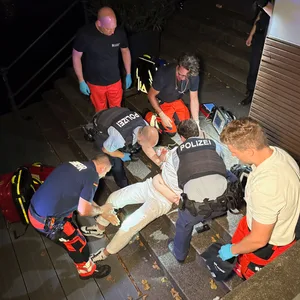 Ein 24-Jähriger erlitt aufgrund der Messerstiche schwere Verletzungen.