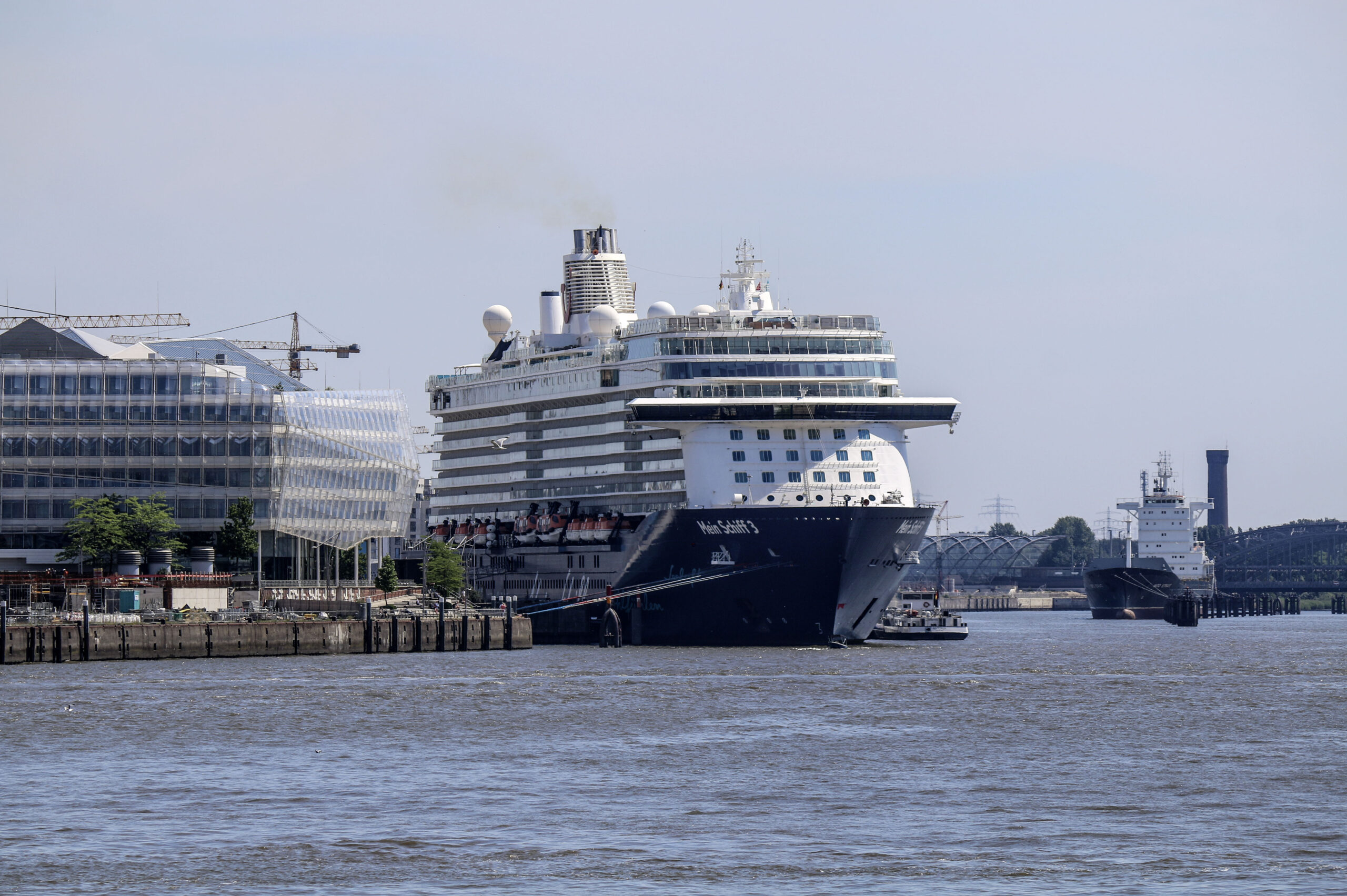 Das Kreuzfahrtschiff „Mein Schiff 3“ der Hamburger Reederei TUI Cruises hat einen Liegeplatz in der Hansestadt Hamburg eingenommen.