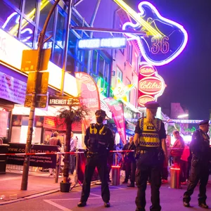 Massenschlägerei an der Großen Freiheit: Zehn engländer prügeln sich – drei Festnahmen