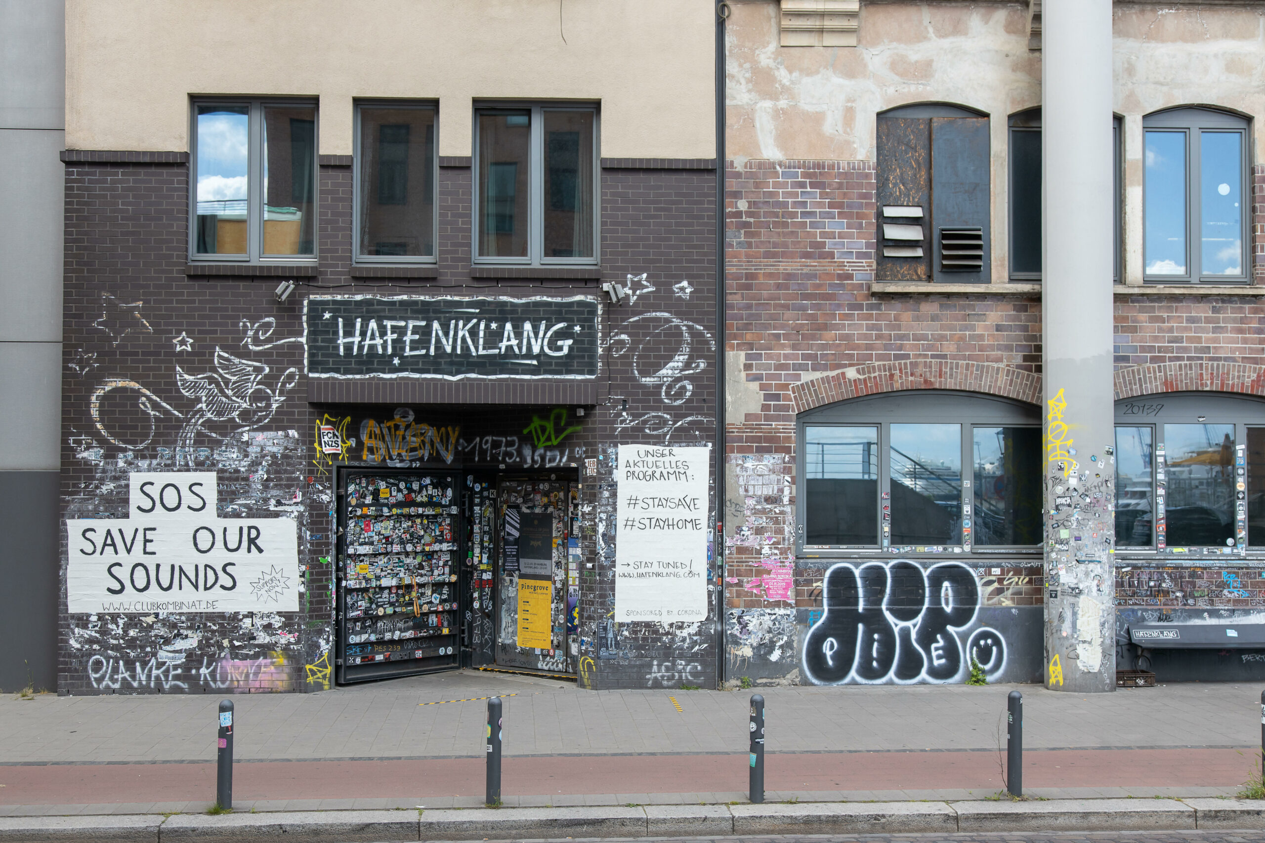 Eingang mit Plakaten, darüber der Name Hafenklang