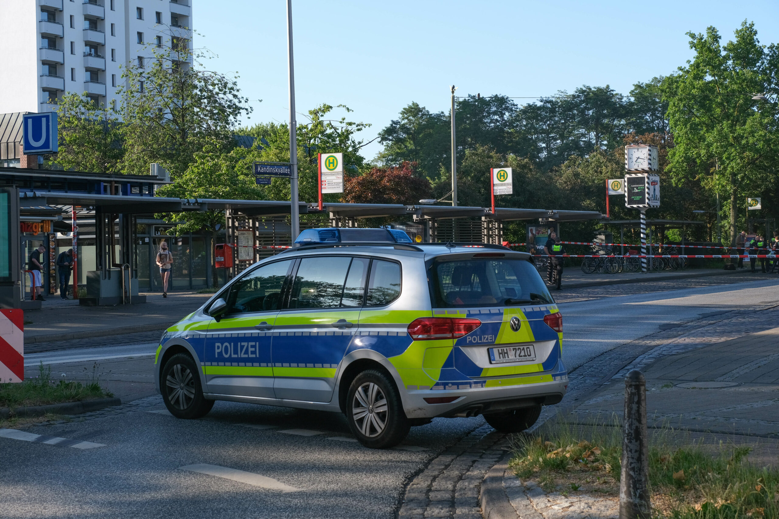 In Mümmelmannsberg: Räuber versucht geldboten den geldkoffer zu entreißen und scheitert