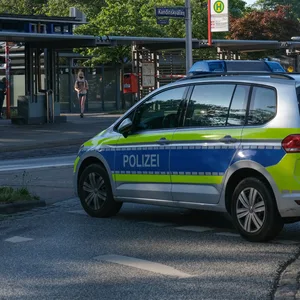 In Mümmelmannsberg: Räuber versucht geldboten den geldkoffer zu entreißen und scheitert
