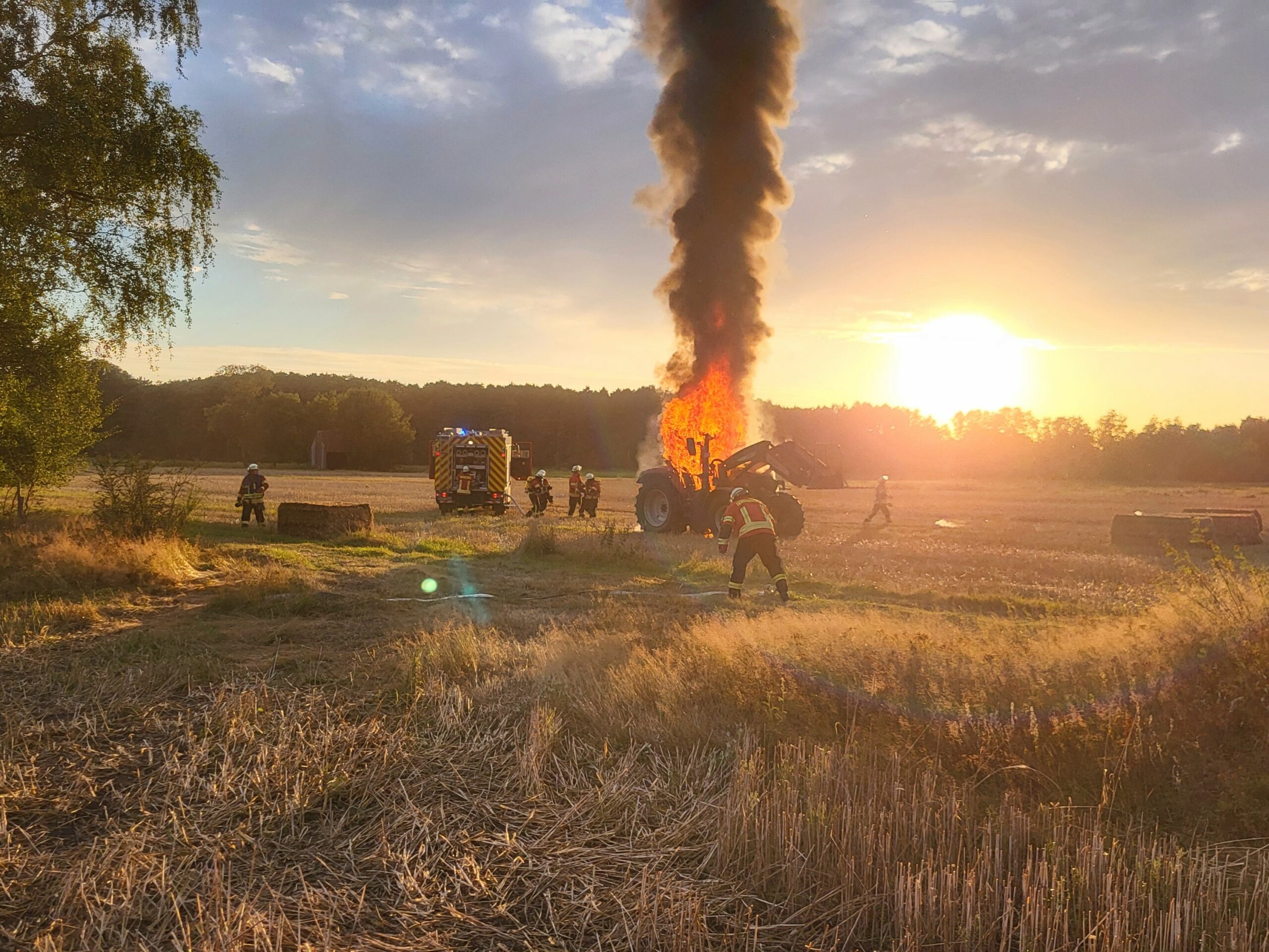 Auf einem Feld in Hanstedt stand ein Traktor in Vollbrand