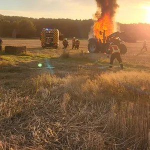 Auf einem Feld in Hanstedt stand ein Traktor in Vollbrand