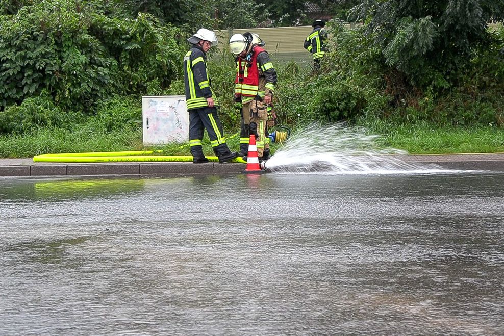 Eine Bahnstrecke im Landkreis Stade wurde wegen mit dem Unwetter verbundenen Wassermassen gesperrt.