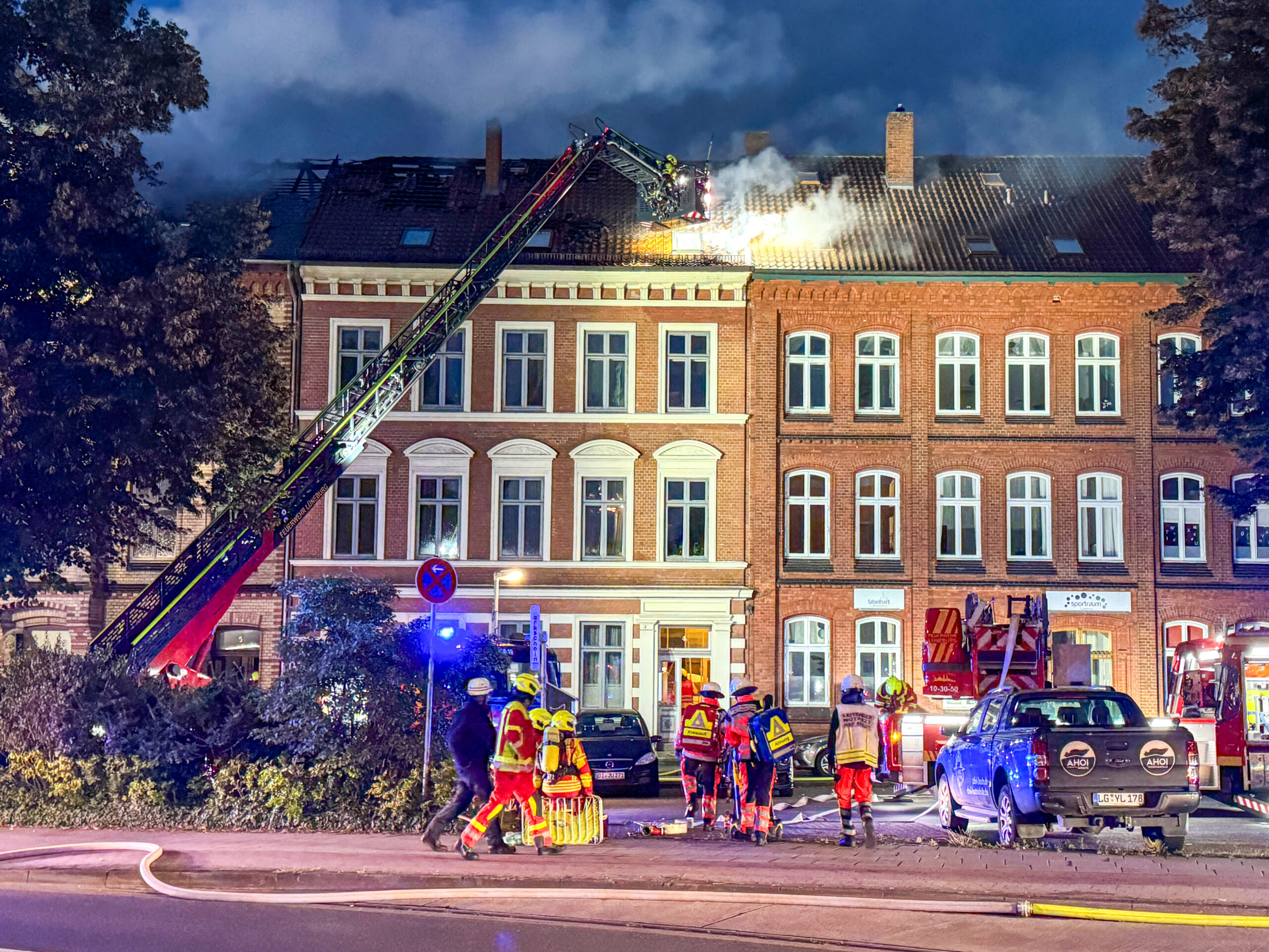 Das Feuer ist am frühen Sonntagmorgen in der Dachgeschosswohnung am Rande der Lüneburger Innenstadt ausgebrochen.