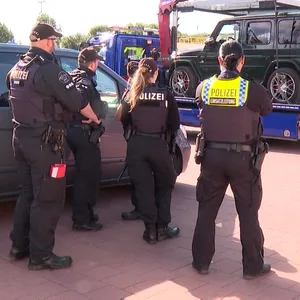 Eine Mercedes-G-Klasse wird bei der Dom-Razzia beschlagnahmt.