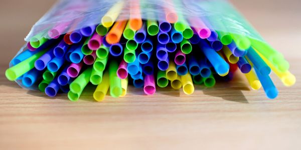 Bunte Plastikstrohhalme