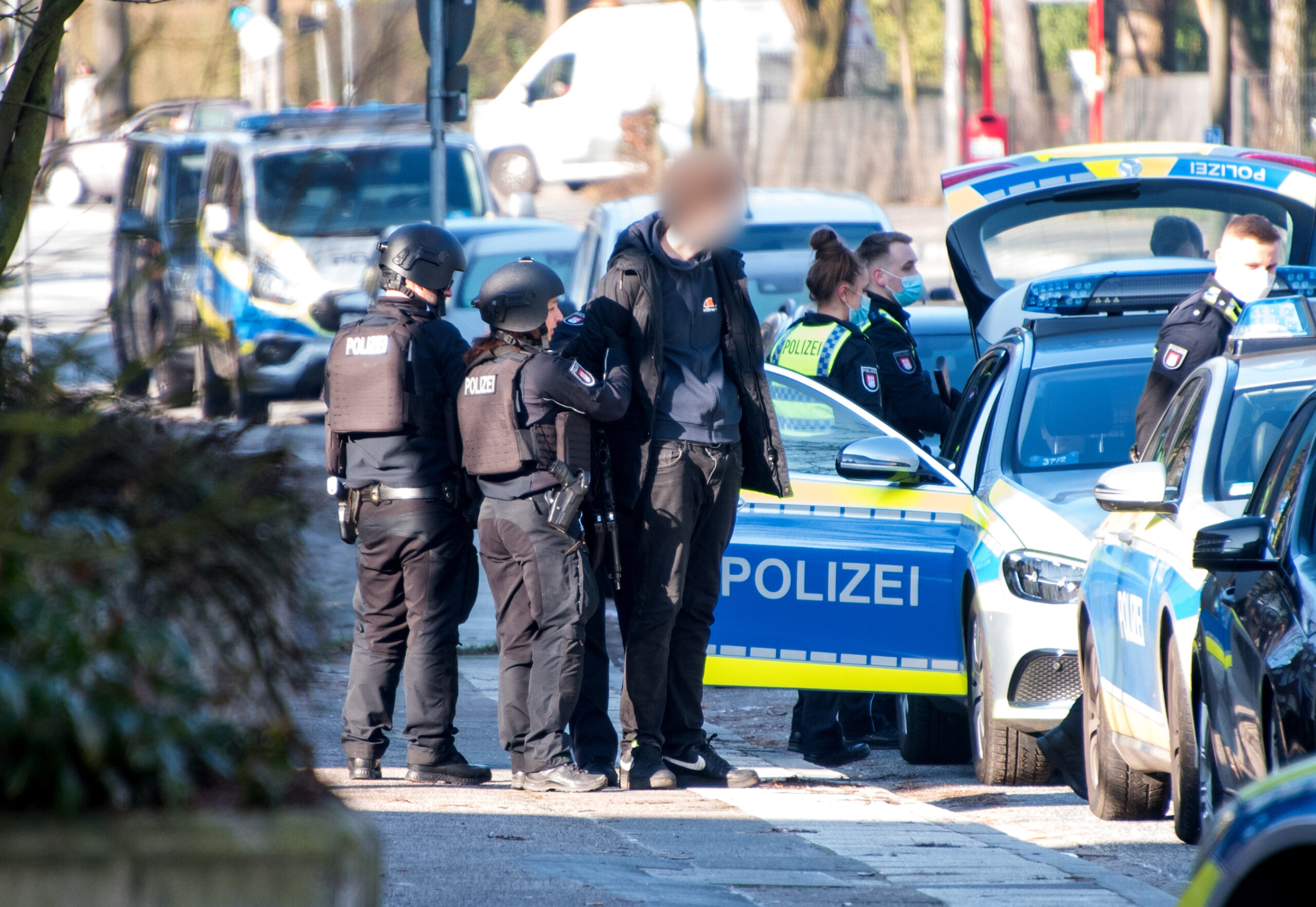 Bilder aus dem Jahr 2022: Nach Schüssen am Jenfelder Einkaufszentrum wurden drei junge Männer festgenommen. Sie waren damals zwischen 14 und 18 Jahren alt. Nur eins von vielen Beispielen für Jugendkriminalität in Jenfeld.