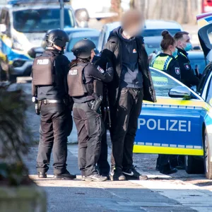 Bilder aus dem Jahr 2022: Nach Schüssen am Jenfelder Einkaufszentrum wurden drei junge Männer festgenommen. Sie waren damals zwischen 14 und 18 Jahren alt. Nur eins von vielen Beispielen für Jugendkriminalität in Jenfeld.