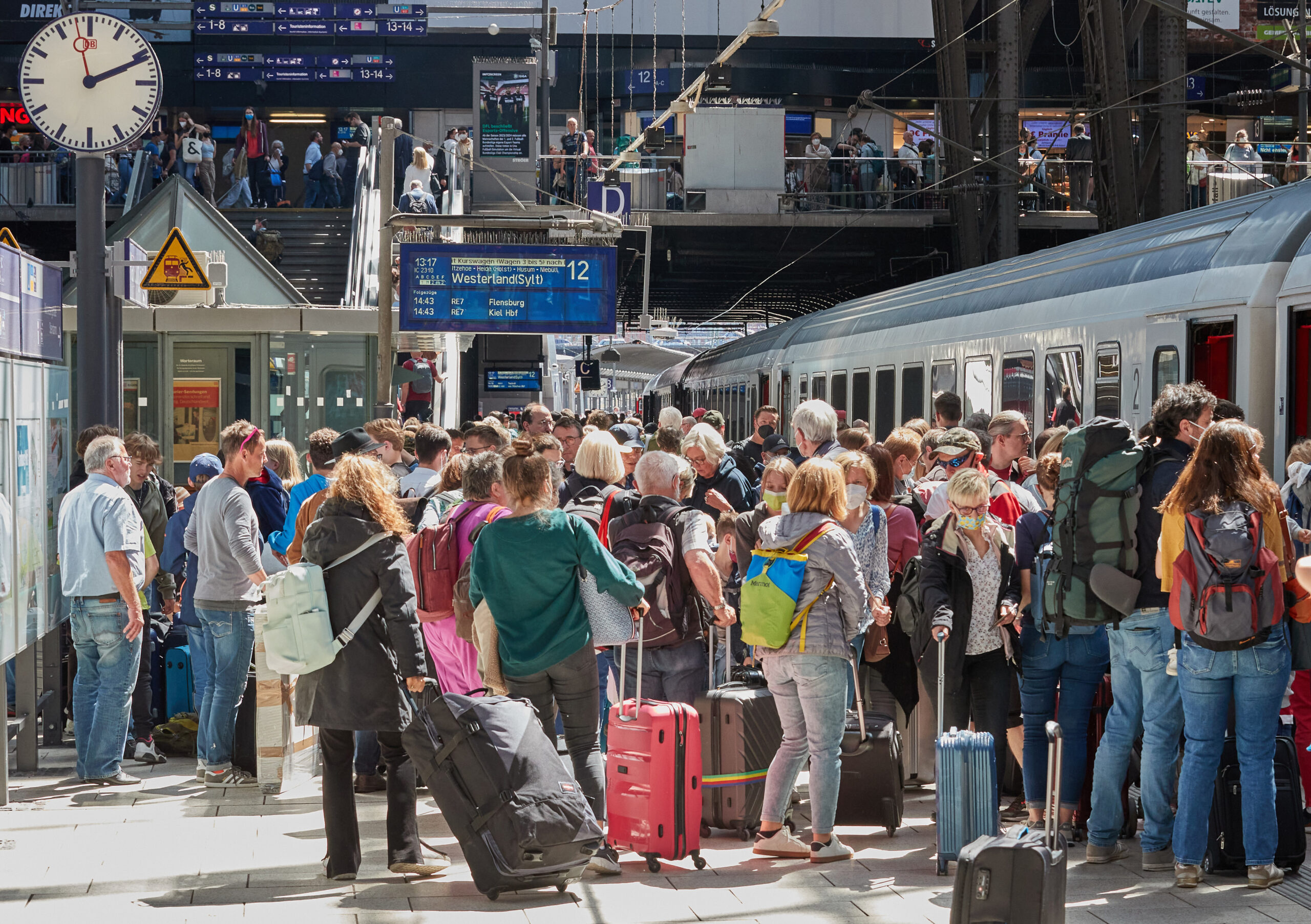 Passagiere warten vor einer Bahn nach Westerland (Sylt)