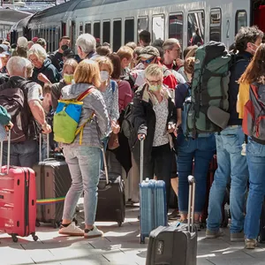 Passagiere warten vor einer Bahn nach Westerland (Sylt)